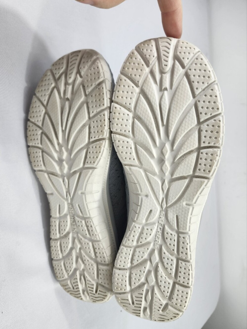 Skechers Women’s 8.5 Light Grey Knit Slip-On Memory Foam Sneakers Shoes - Picture 7 of 9